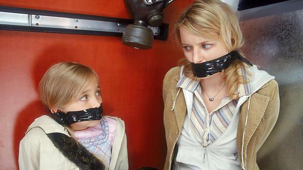 Tras probar el estofado, Margarita le dijo con sincera satisfacción a su sobrina de diez años:  -Está muy rico, cariño, algún día serás una excelente cocinera. Por cierto, ¿qué tal están tu mamá y tu hermanita?  -¡Pero, tía Margarita, eso tiene que preguntárselo la que cocina a la que prueba y no al revés!
