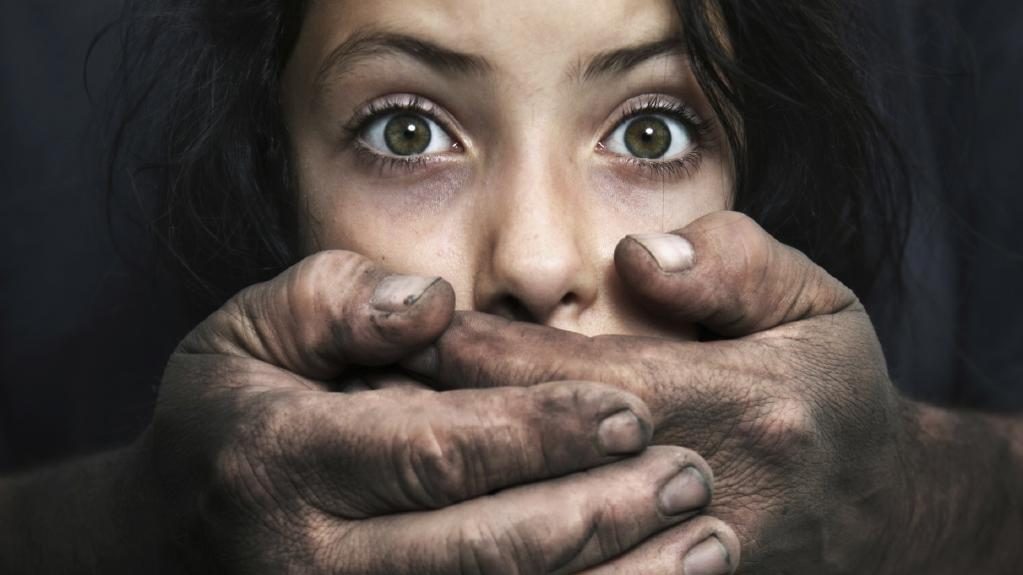 LA CABAÑA DE LAS MONTAÑAS (relato fantástico): Una tranquila mañana primaveral la pequeña Betty Walker salió de su casa para ir al colegio, como hacía todos los días. Pero aquel día no llegó a su destino. … Tras varias semanas de minuciosa vigilancia, Alfred Markovic consiguió raptar a Betty. Tras suministrarle un sedante, la encerró en una furgoneta con la matrícula trucada y se la llevó a su cabaña de las montañas. Dicha cabaña se hallaba en una fría y agreste región de los Montes Apalaches, muy lejos de 
