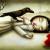 Muerta Blancanieves, el cuervo de la madrastra se posó sobre su cuerpecillo exánime y les dijo así a los ocho enanitos (sí, ocho, han leído bien): -Nunca, nunca más la veréis/ y por su causa sufriréis. Siete de los ocho enanitos, mudos y cabizbajos, se pusieron a llorar en silencio, pero el octavo enanito, que siempre había querido a Blancanieves con un amor profundo y sincero (aunque no completamente platónico), le dijo al cuervo en medio de sus sollozos: -Nunca, nunca más la veremos/ ¡pero jamás la olvida
