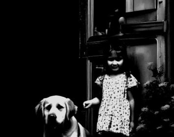 Niña afuera de su casa