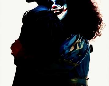 Silueta de joven payaso psicopata y celos 